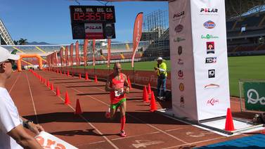 Atleta tico le metió emoción a la Maratón San José