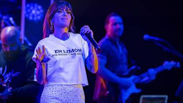 Molestia en Limón con cantante Kany García por blusa que lució en concierto
