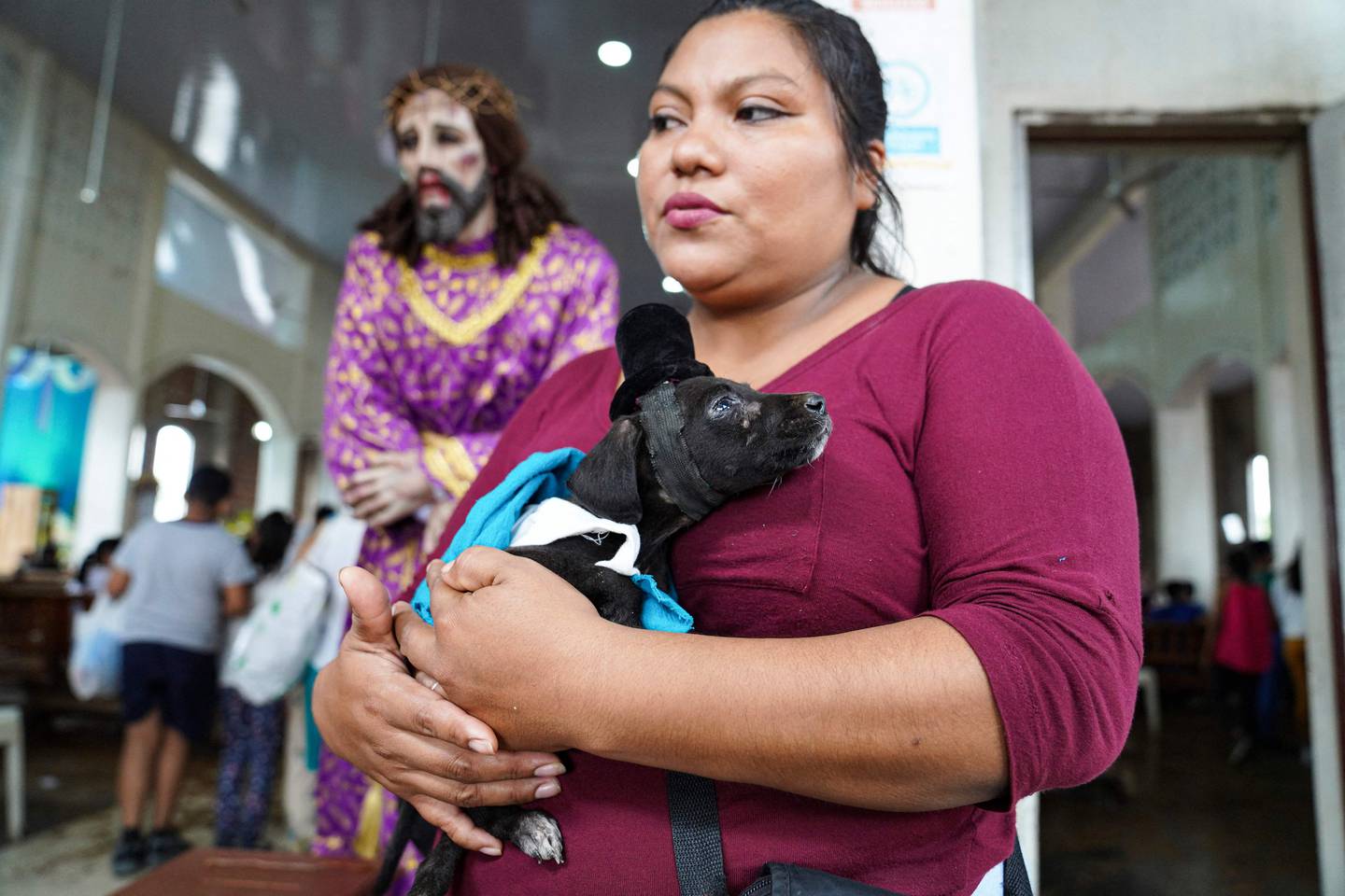 Cientos de perros vestidos como humanos fueron llevados por sus dueños este domingo a una iglesia de Nicaragua para agradecer favores a San Lázaro, en una tradición católica de hace más de un siglo.