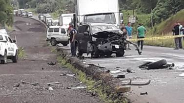 Un fallecido y cuatro heridos en un choque en Guácimo  