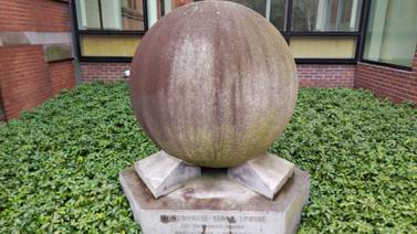 Esfera de piedra lleva 58 años “dando clases” en la universidad de Harvard