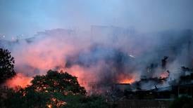 Gobierno le echa el hombro a los afectados por incendio en barrio Cuba