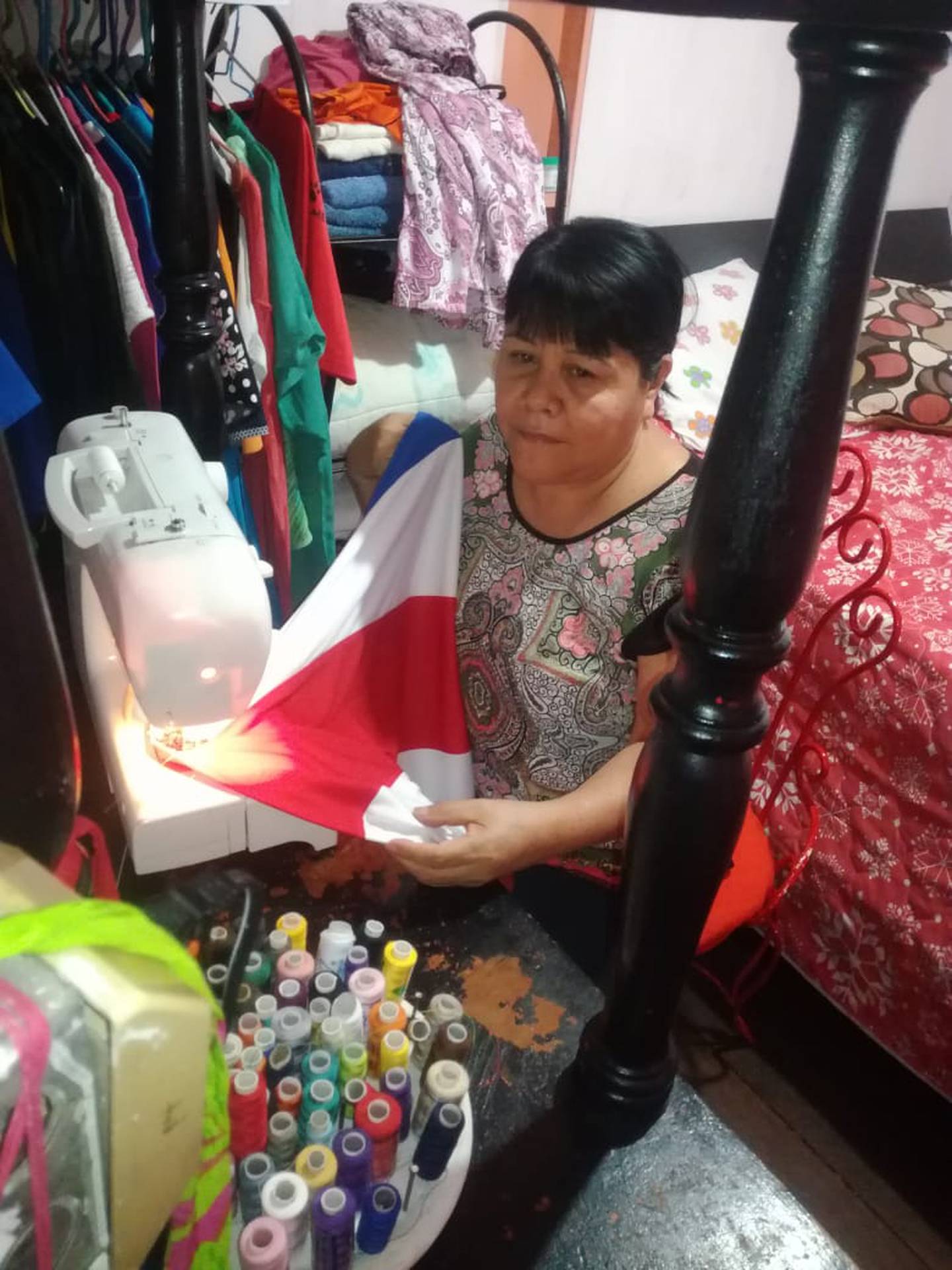 Heriberto Chaves es un pulseador que vendió banderas de Costa Rica el pasado martes 25 de agosto en la marcha que las hizo su esposa Maruenis Torres