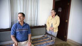 A pareja en Cinchona le cayó la casa encima durante el terremoto y no sintieron nada