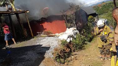Incendio acabó con casa de familia que se encontraba de paseo 