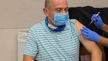 (Video) Primer tico vacunado contra el covid-19 en Houston: “No sentí ni el pinchazo, estoy pura vida”