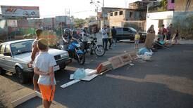 Vecinos de barrio Cuba cierran calle por cortes de agua 