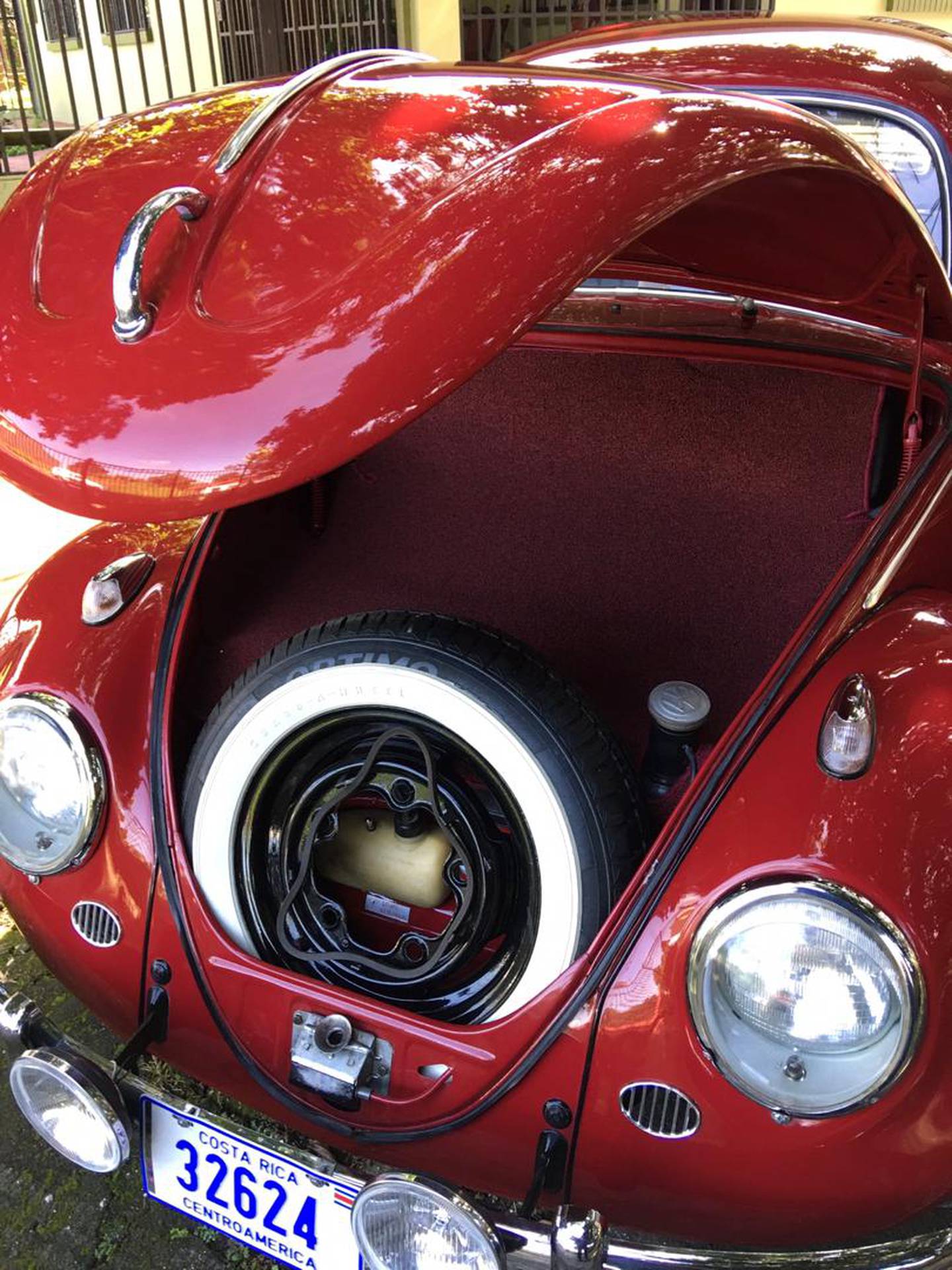 Óscar Villalobos Vindas compró en el 2010 un Volkswagen Escarabajo de 1964 que se llama Cerezo y que había salido en la película Ojos bien cerrados del director costarricense, Hernán Jiménez.