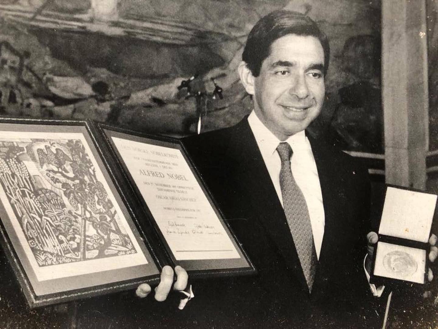 El expresidente Óscar Arias Sánchez, publicó una foto el 9 de noviembre del 2021, en la cual sale él junto a una niña, cuando fue presidente entre 1986 y 1990, pero no sabe quién es la niña y le gustaría encontrarla. En la foto cuando ganó, en 1987, el Premio Nobel de la Paz