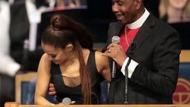 Mundo picante: Pastor se disculpa por cariñoso abrazo a Ariana Grande en funeral de Aretha Franklin