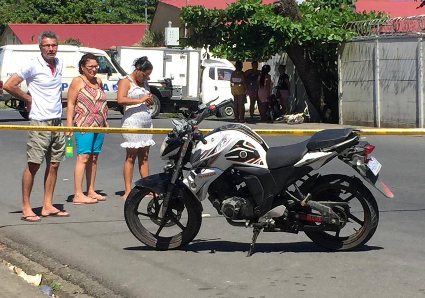 Motociclista fallece tras chocar con carro estacionado en Limón. Foto Raúl Cascante.