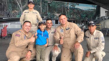 Niño guerrero que lucha contra el cáncer cumplió su sueño de conocer los aviones