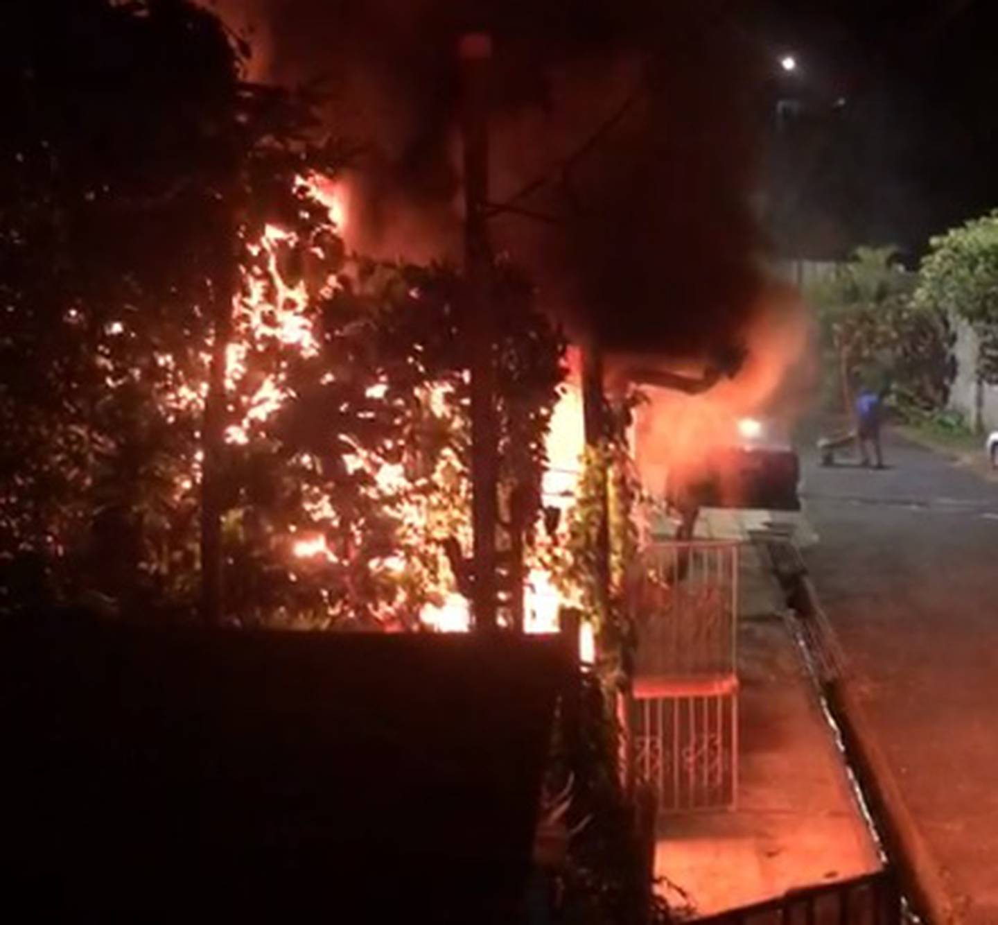 Incendio consume por completo casa en grecia, Alajuela. Foto Danny Fernández.