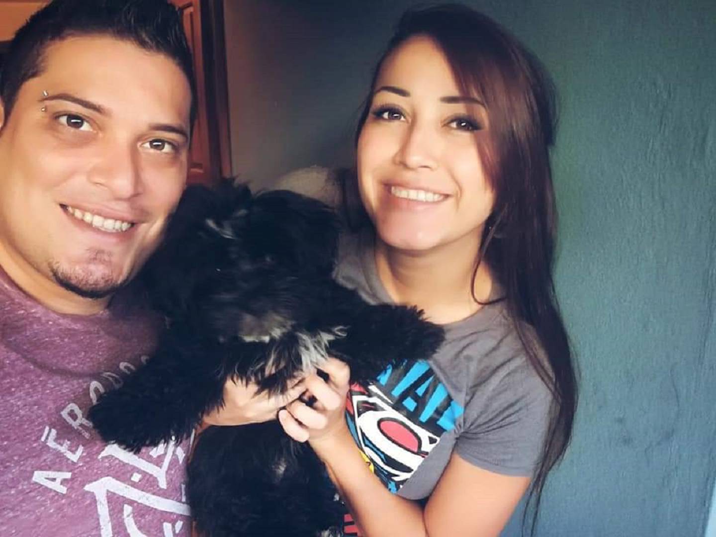 Esteban Gonin Gómez y su esposa, Maureen Ramírez, chinean a Messi, el perrito de la casa