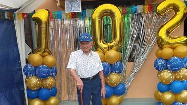Video: Dos traguitos de whisky al día: El secreto de don Cuyo para llegar a los 102 años