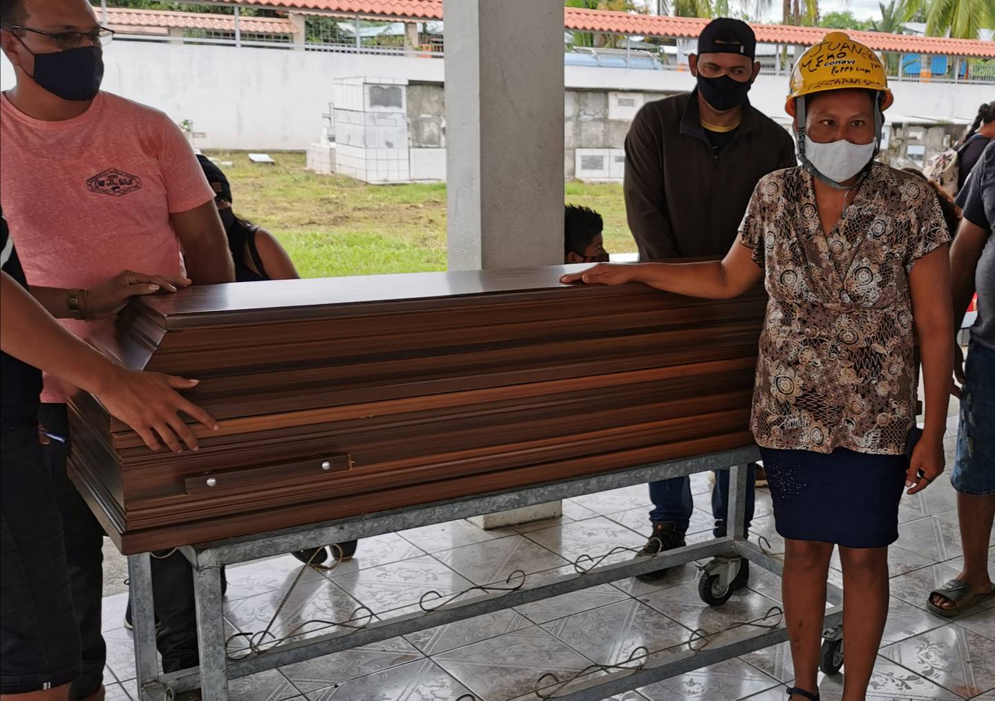 Funeral de la familia que falleció en accidente de tránsito en el cual cinco viajaban en una sola motocicleta en Guápiles. Foto Reyner Montero.