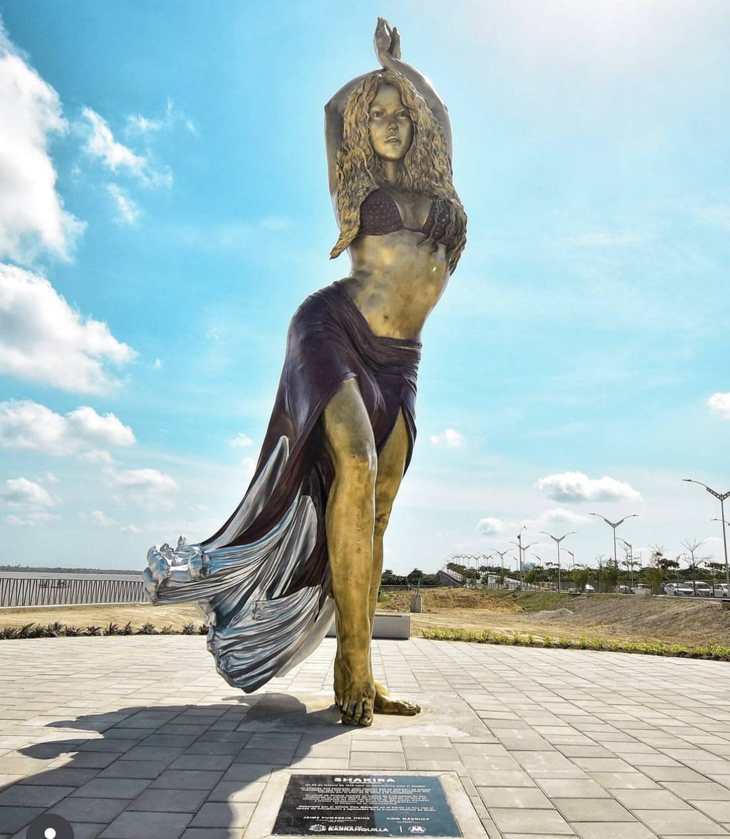 Estatua de bronce Shakira