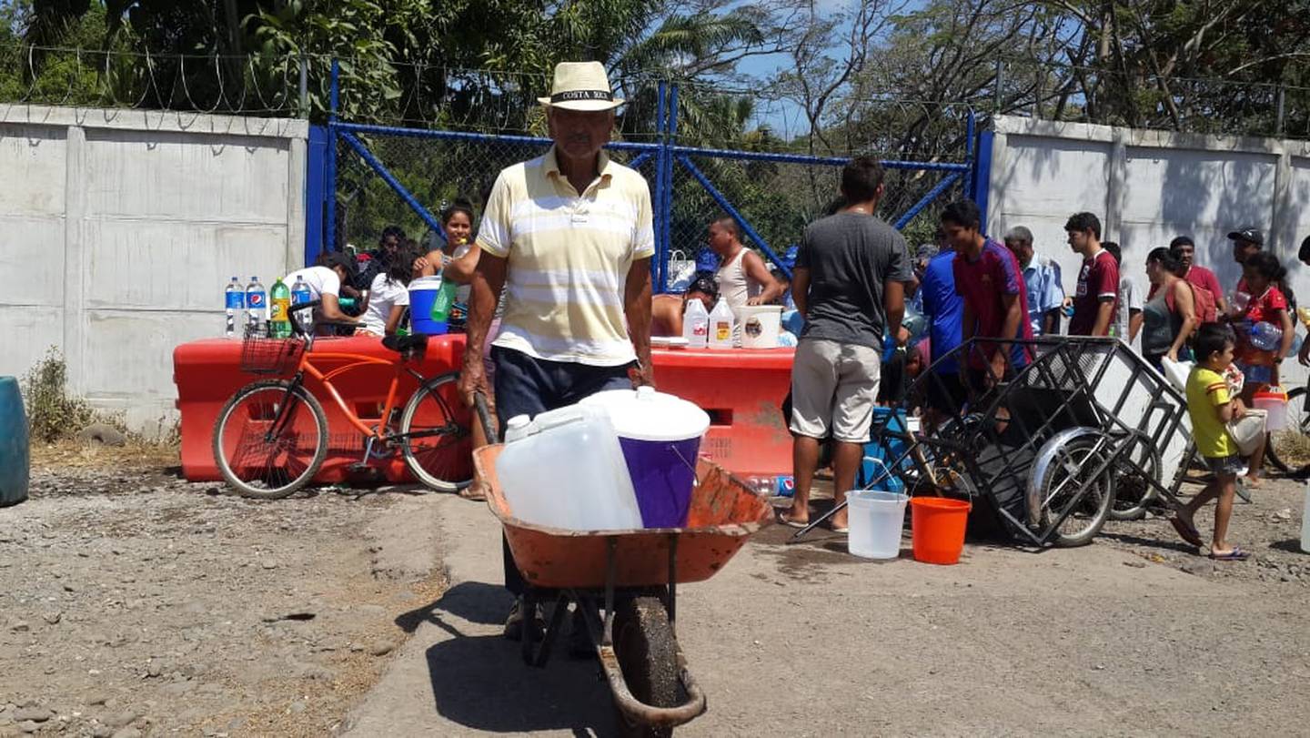 Derrame de hidrocarburos en río Barranca tiene a 60 mil personas sin agua. Andrés Garita.