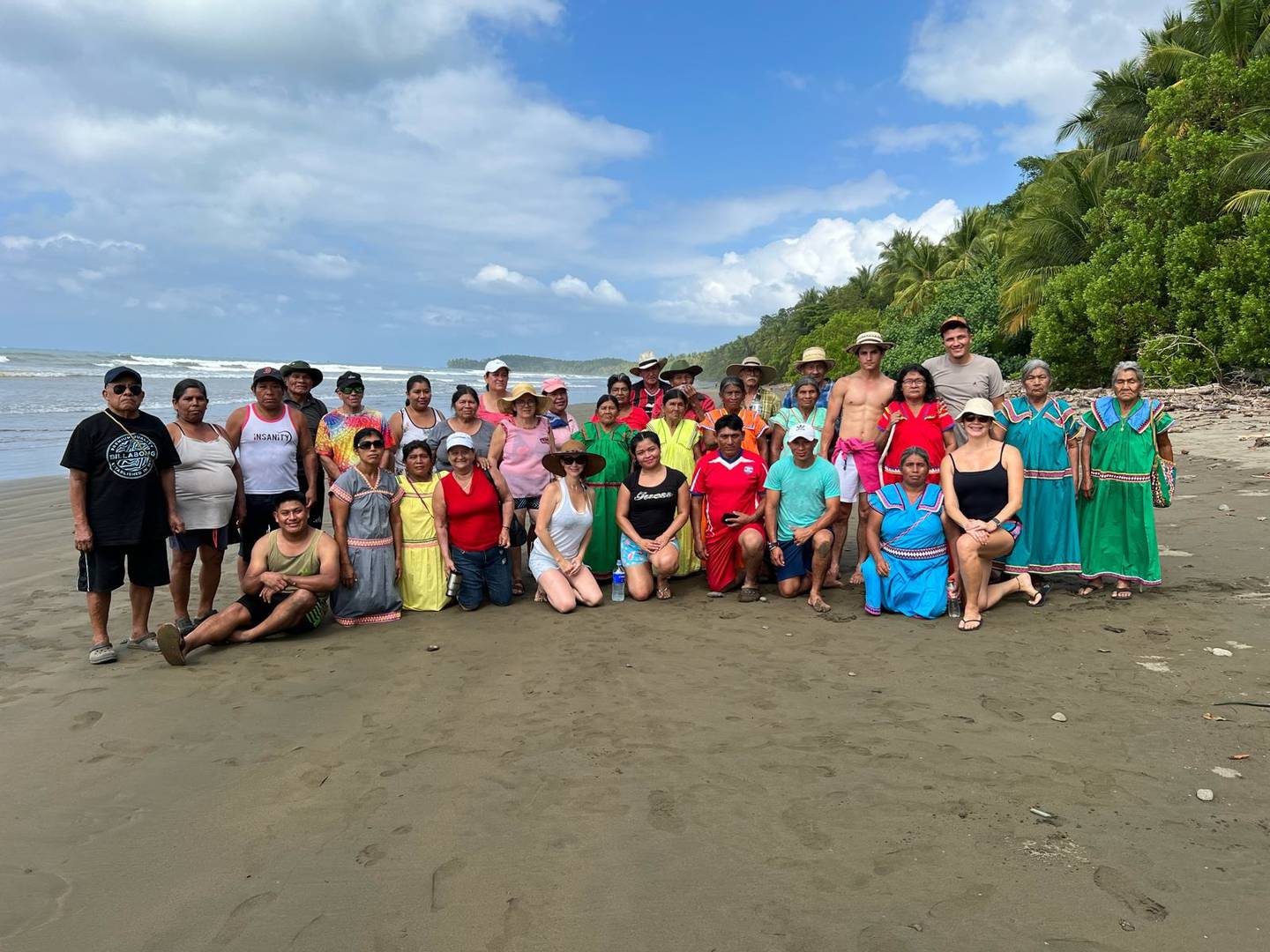 treinta y dos adultos mayores del territorio indígena de La Casona, en Coto Brus, pudieron disfrutar de un día en la playa, algunos de ellos por primera vez en su vida