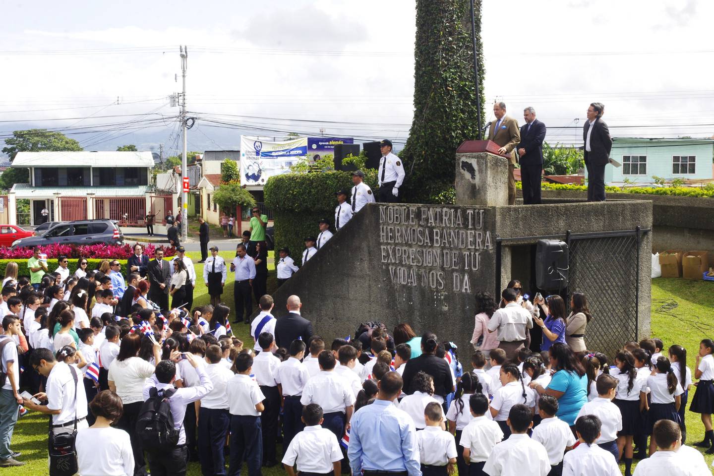 Estudiantes de la Escuela Betania de Montes de Oca, estuvieron en un acto cívico en la rotonda de La Bandera cuando Luis Guillermo Solís fue presidente del país