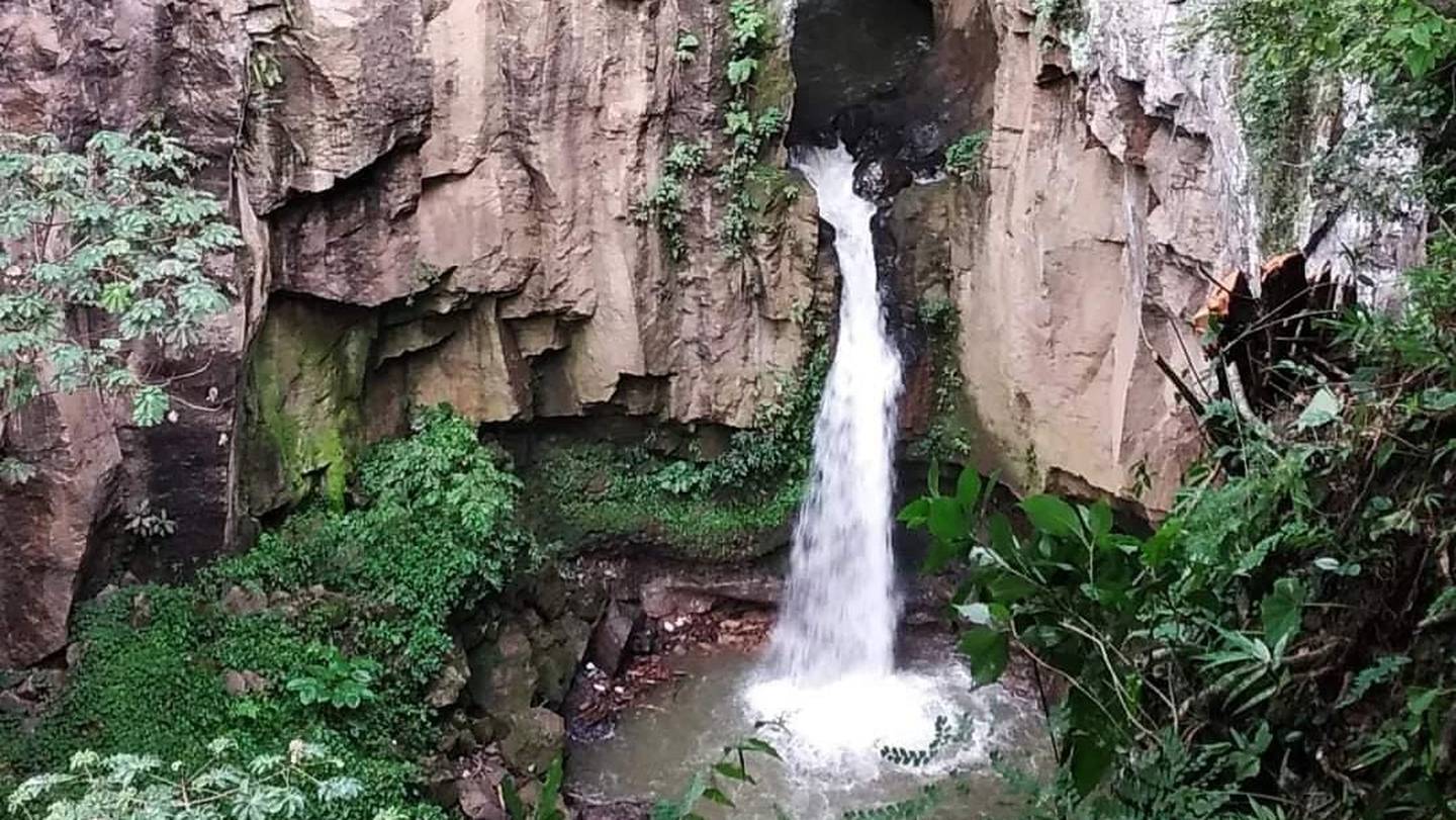 Esta maravillosa catarata se ubica de Fórum 1, sobre el cañón del río Uruca, en Santa Ana.