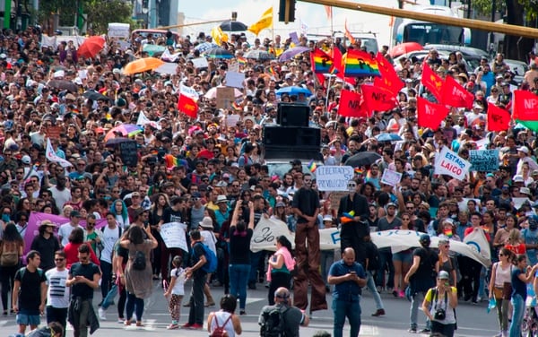 La marcha duró unas tres horas, arrancó en el parque Central y terminó en la Asamblea Legislativa. AFP