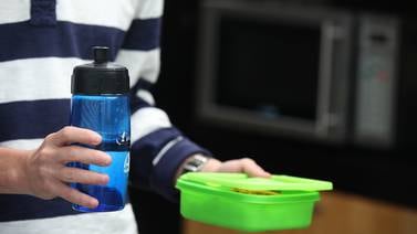 Calentar la comida en envases plásticos le puede provocar cáncer