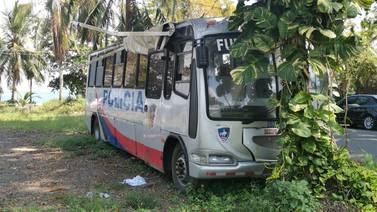 Autoridades prohíben acercarse a bus que supuestamente mató a joven 