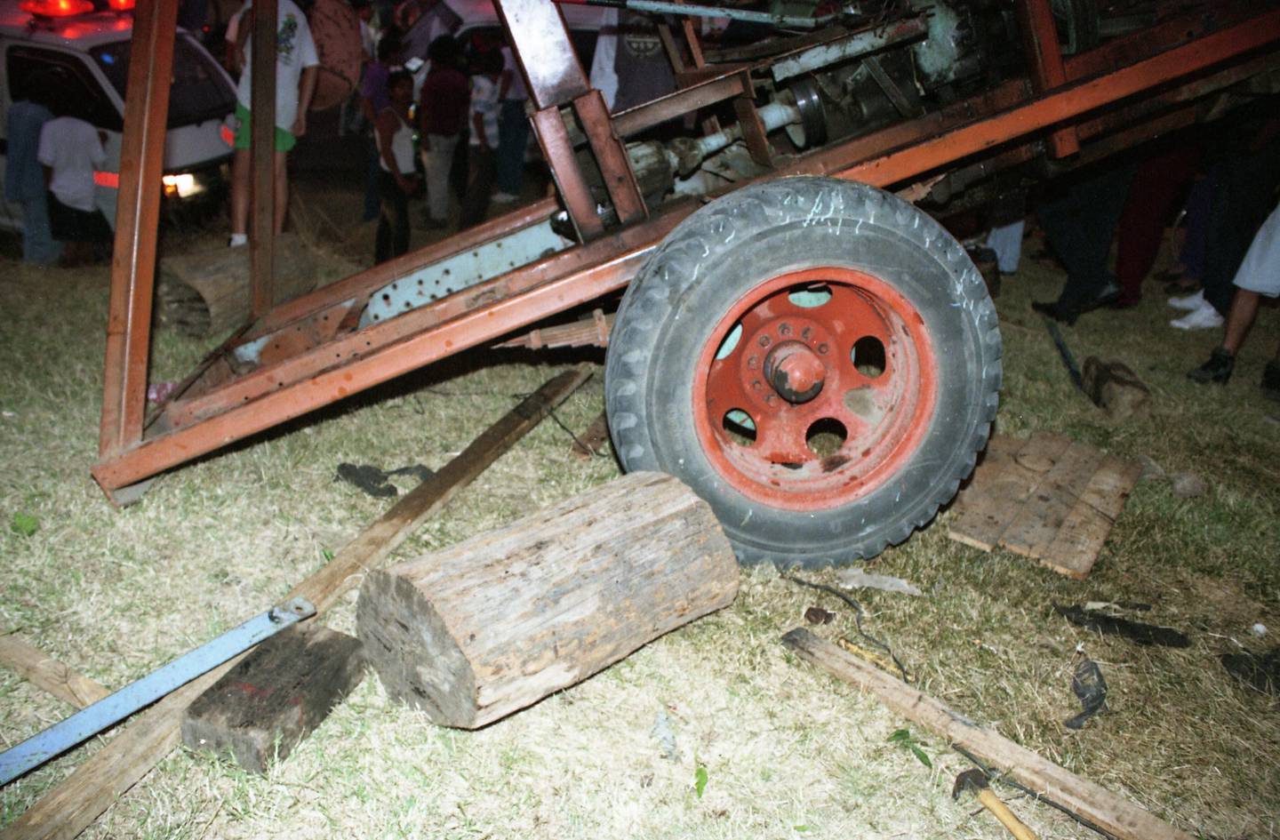 En abril de 1997 once menores de edad resultaron heridos por una falle en el juego mecánico de las sillas voladoras, esto durante un turno en San Miguel de Santo Domingo de Heredia. Foto Archivo.