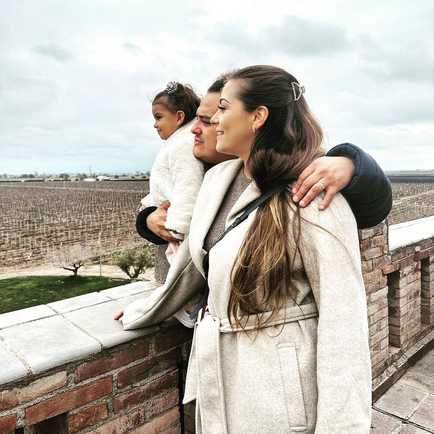 Choché Romano, su esposa Ashley García y su hija Leah.