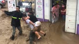 (Videos) Un “río” atravesó tienda de Turrialba, puso en peligro a los clientes y se llevó unos maniquíes