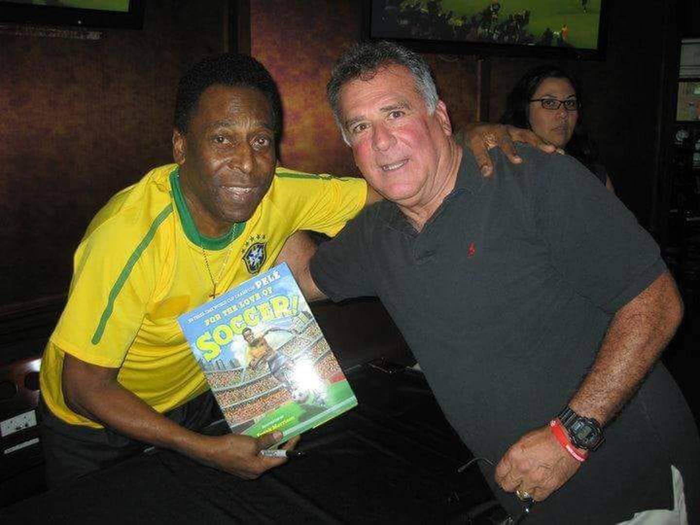 Arnoldo Ramírez Zamora nació el 3 de abril de 1944 en Chepe, específicamente en barrio México, lugar en el que vivió hasta los 11 años para después irse (en 1955) con su familia a Estados Unidos en donde muchos años después se hizo amigo de la mayor gloria brasileña del fútbol de todos los tiempos y considerado el mejor futbolista de toda la historia, Edson Arantes Do Nascimento, Pelé