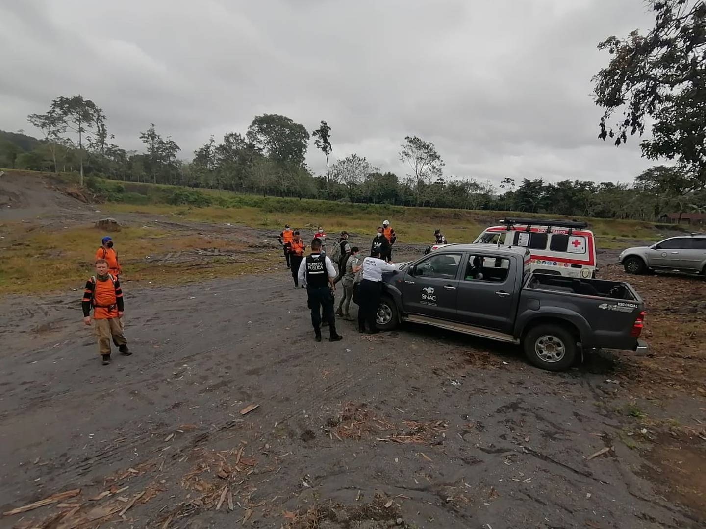Rescatan a hombre que recibió el 2021 perdido en las faldas del volcán Arenal. Foto Edgar Chinchilla.