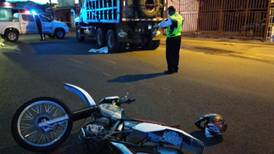 Moto derrapa y acompañante muere atropellado por vagoneta