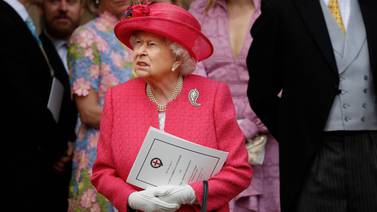 Reina Isabel está bien pochotona y asistió a la tercera boda real del año