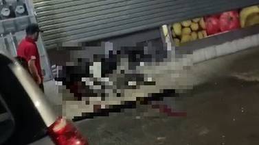 ¡Acribillados! Dos hombres mueren en entrada de supermercado tras ataque a balazos 