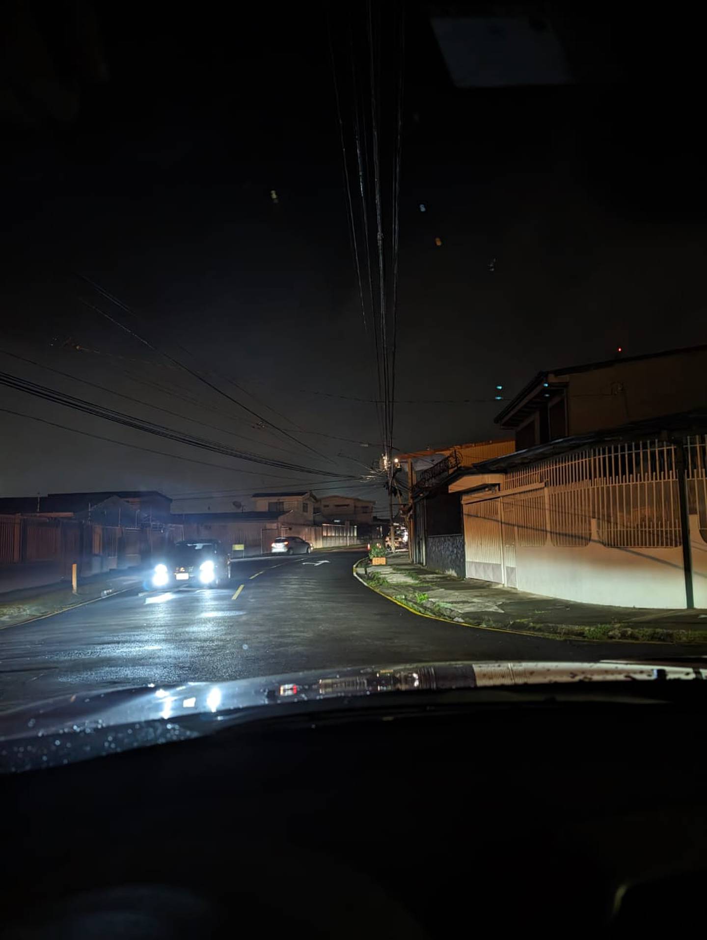 Incidente con cables del tendido eléctrico en Tibás. Foto cortesía.
