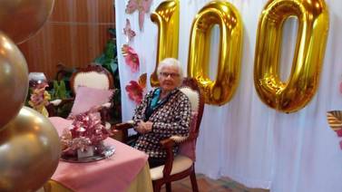 La maestra más querida de San Isidro de Heredia celebró los 100 años bailando