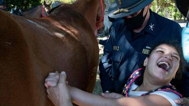 Caballos curan dolores y tristezas, Policía Montada da equinoterapia gratis