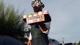 Chef con maestría en Francia golpeado por pandemia vende sus postres en las calles de Alajuela 