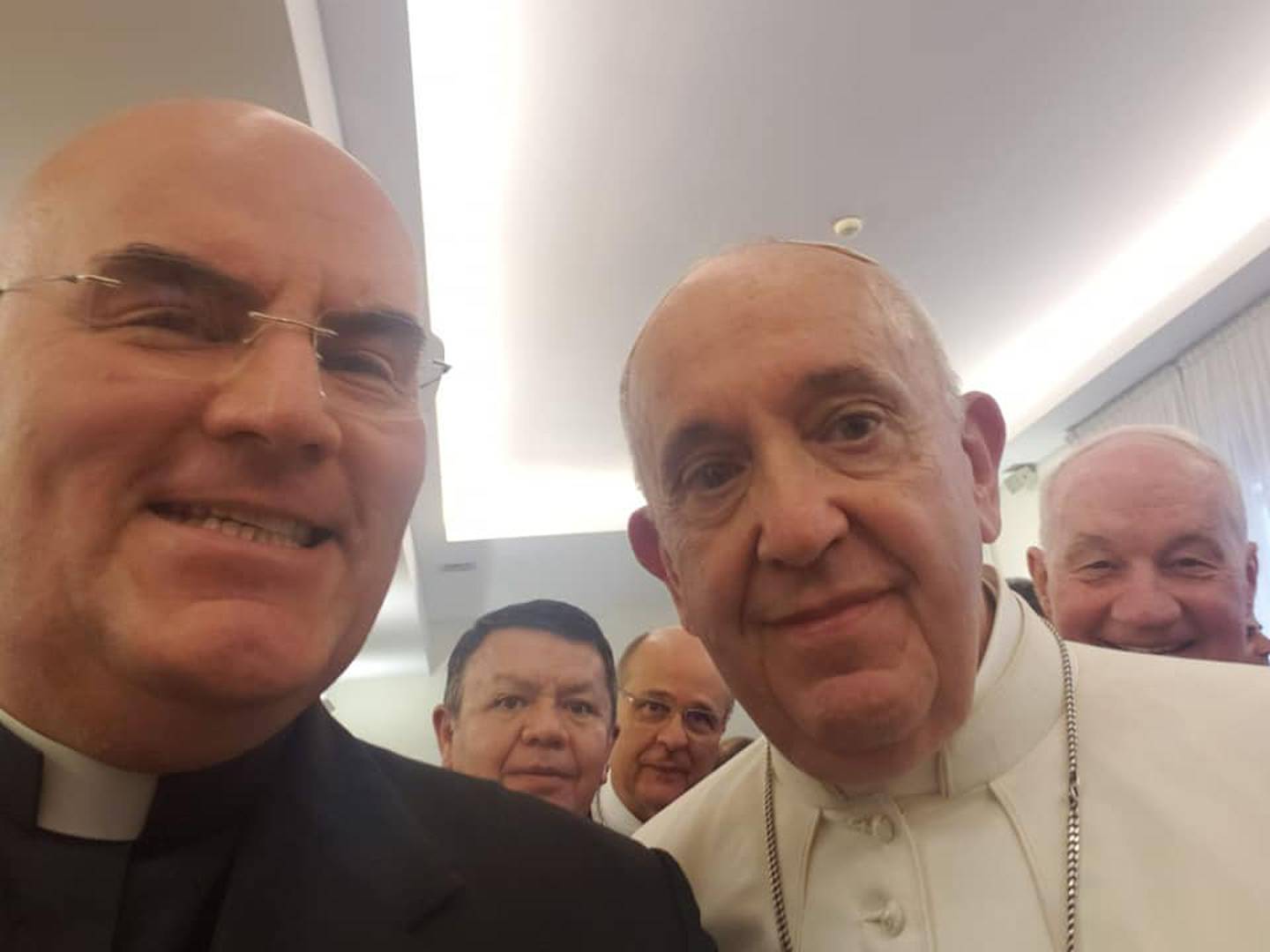 De manera muy amable el Papa se tomó un selfie con el Obispo de Ciudad Quesada.