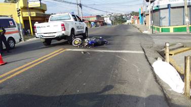 Motociclista que huía de la policía se mata al derrapar y chocar con patrulla en Hatillo