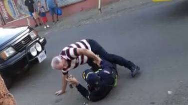 (Video) Taxista agarra a golpes a un oficial de la Fuerza Pública