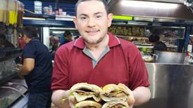 En el mercado de Cartago hay un brumoso que hace más de 500 sándwiches por día