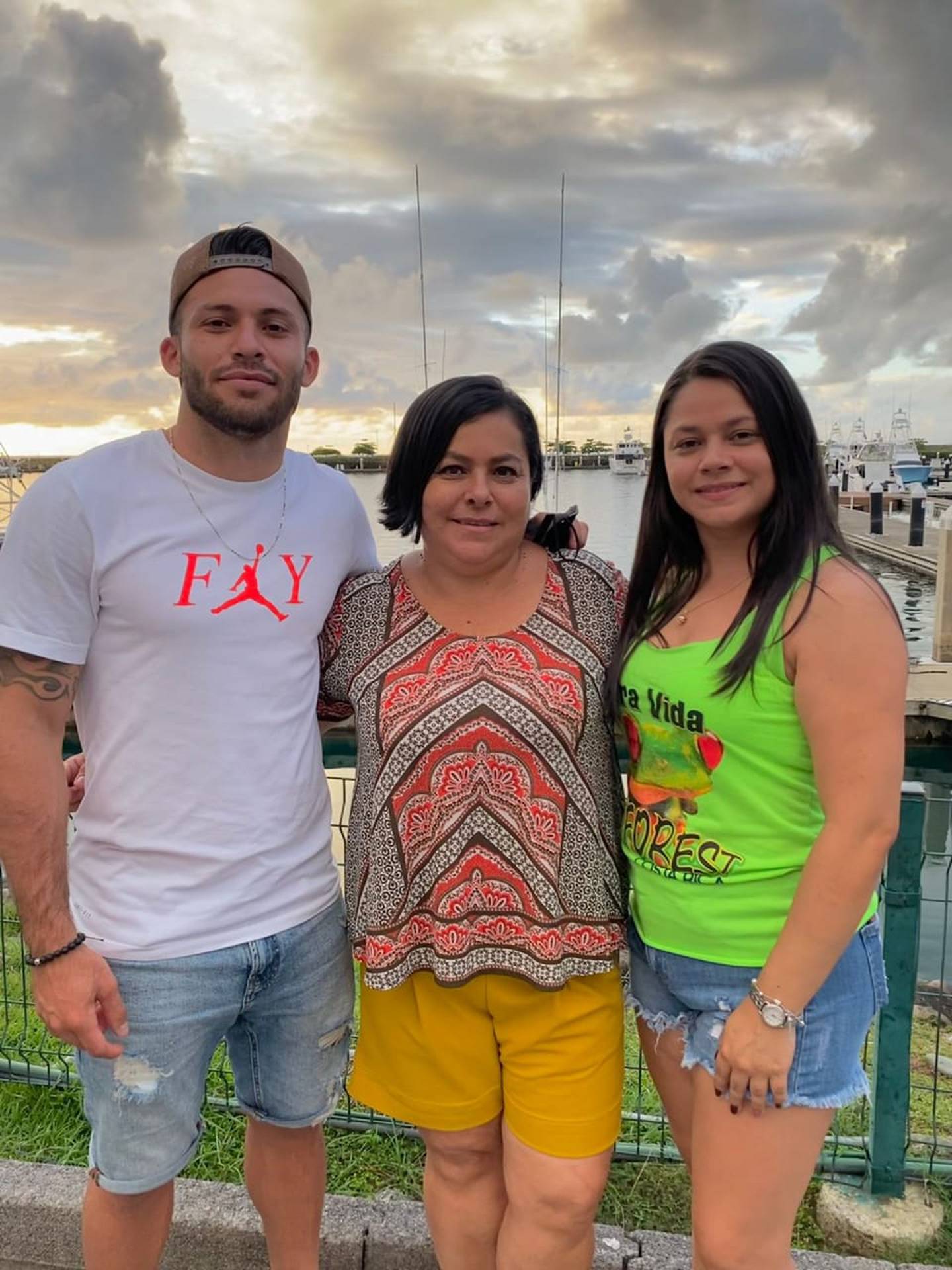 Jeffrey Valverde con su mamá Felicia Rojas, y su hermana Diley Valverde
