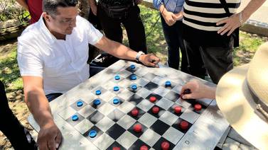 Inauguran mesas de ajedrez en parque central de Tres Ríos