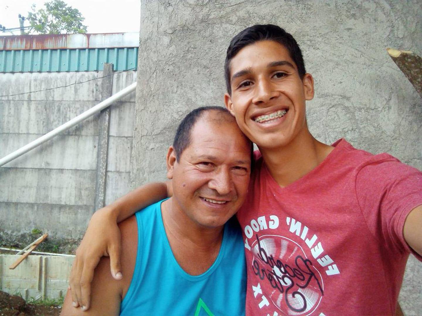 Jugador de San Carlos Fabián Arroyo con su padre Luis Arroyo
