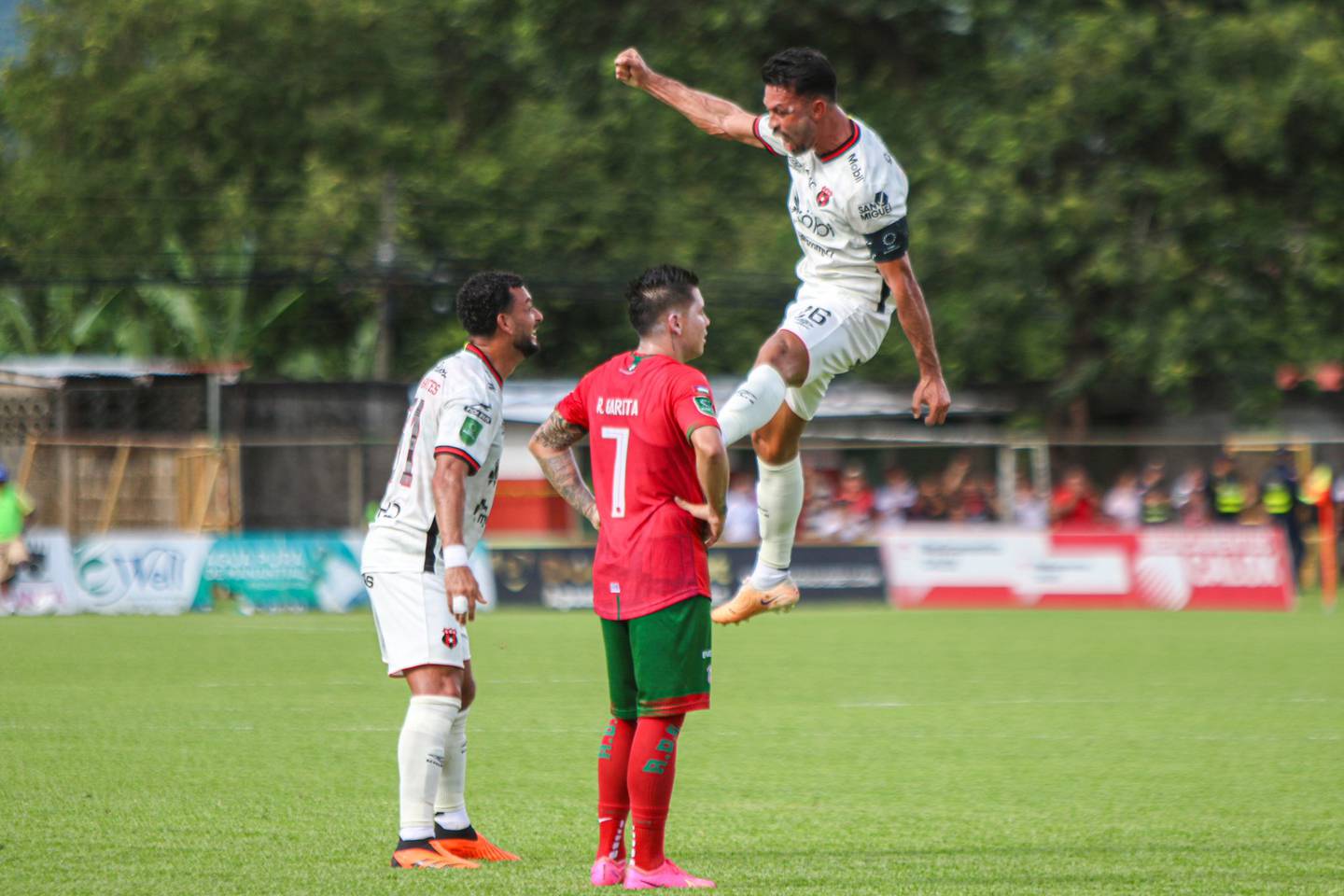 El capitán de Alajuelense, Giancarlo González saltó de júbilo festejando su gol con Michael Barrantes, mientras que Rodrigo Garita, de Guanacasteca, no lo puede creer.