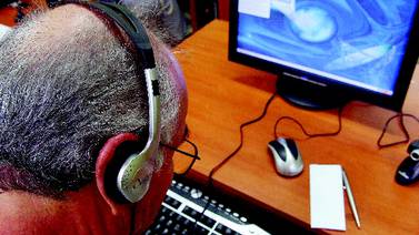 Muni de Coronado ofrece curso básico de Internet para adultos mayores