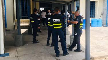 Reos de la cárcel de Puntarenas atacaron a funcionarios por revisarles celda